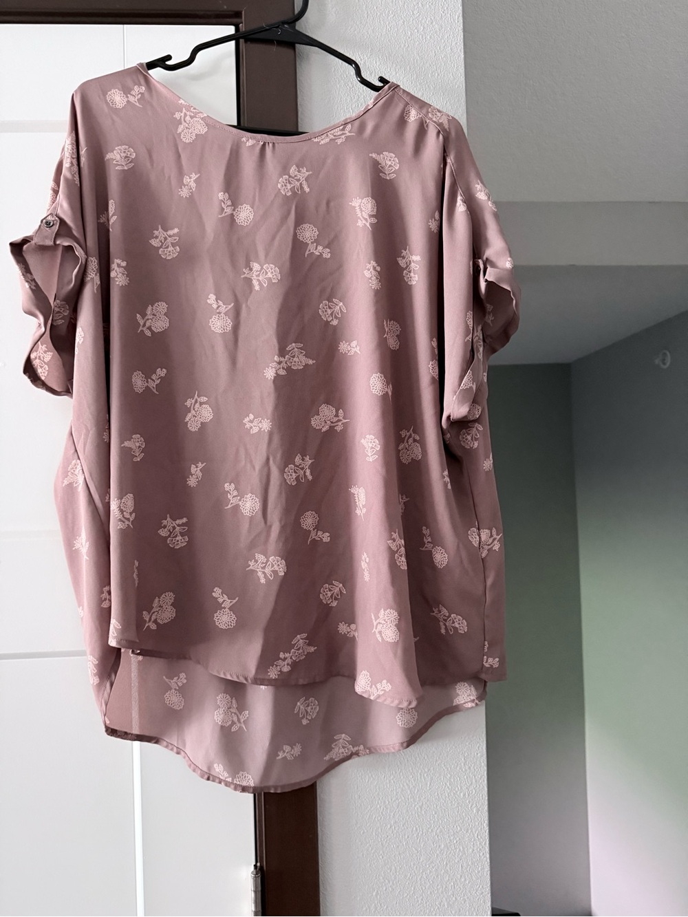 Women's Dusty Rose Floral Blouse - Maurice’s brand with zipper back.